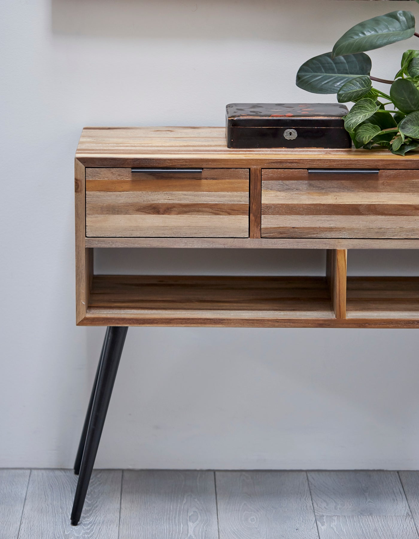 RECYCLED: KONSOLBORD MED SKUFFER AF GENANVENDT TEAKTRÆ