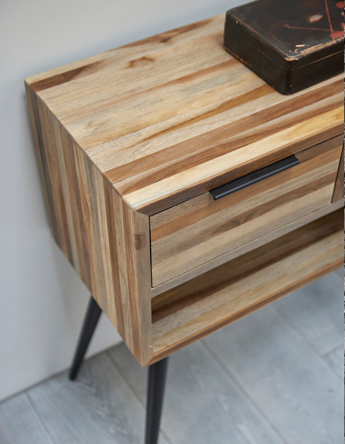 RECYCLED: KONSOLBORD MED SKUFFER AF GENANVENDT TEAKTRÆ