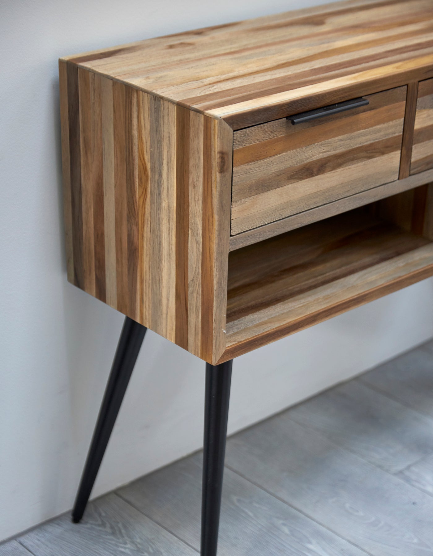 RECYCLED: KONSOLBORD MED SKUFFER AF GENANVENDT TEAKTRÆ