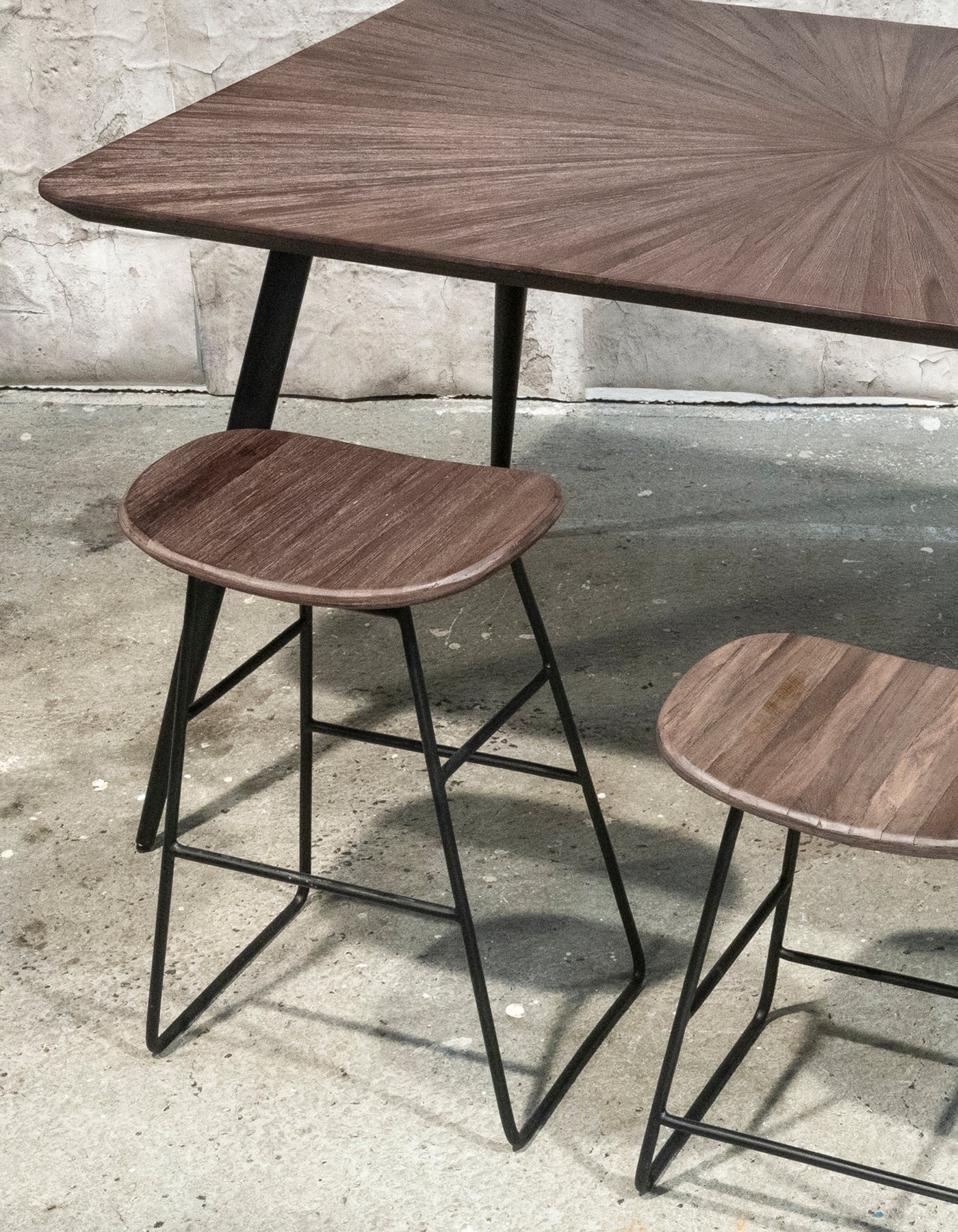 RECYCLED: SKAMMEL I GENANVENDT TEAKTRÆ
