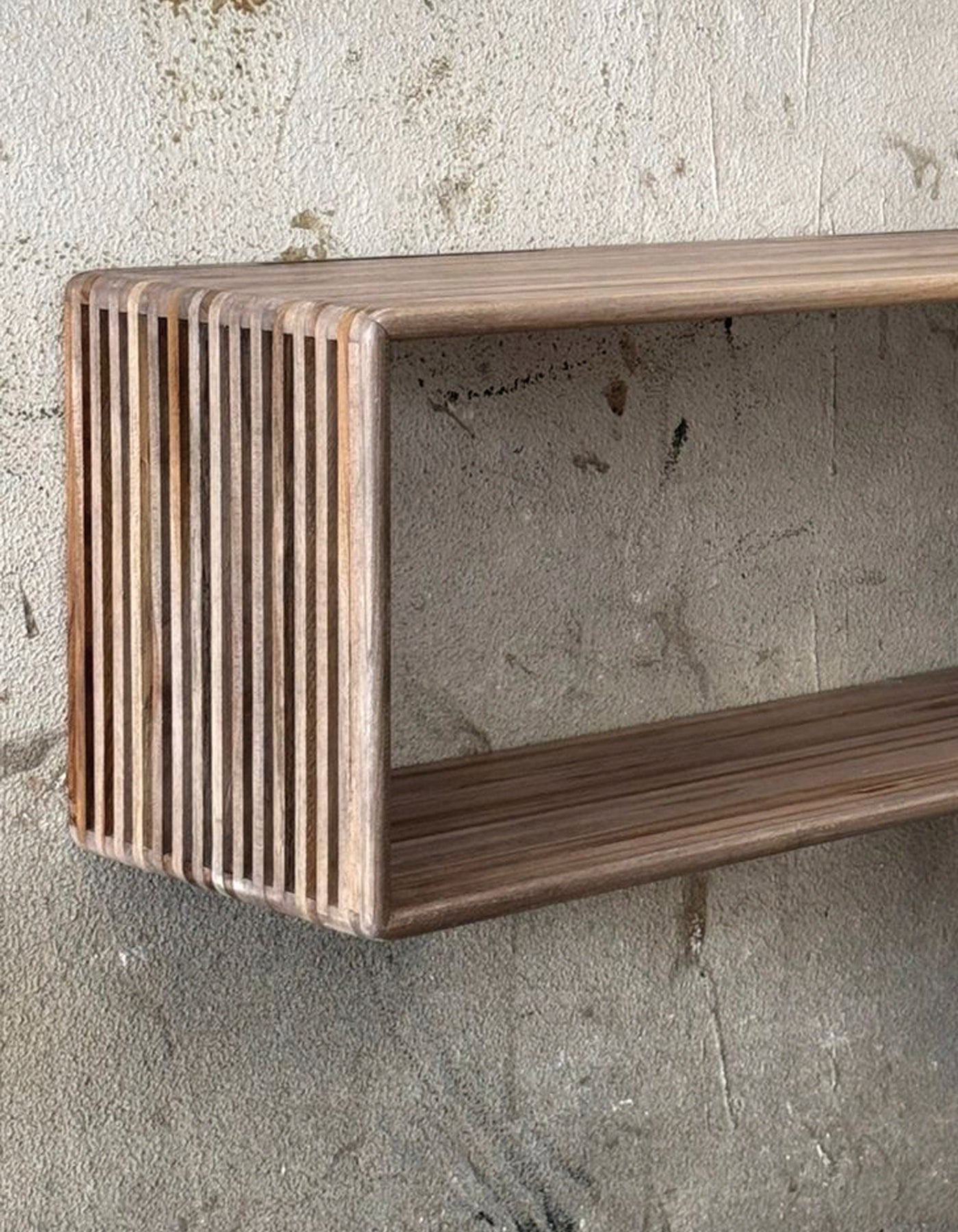 RECYCLED: ELGANT HYLDE I GENANVENDT TEAKTRÆ