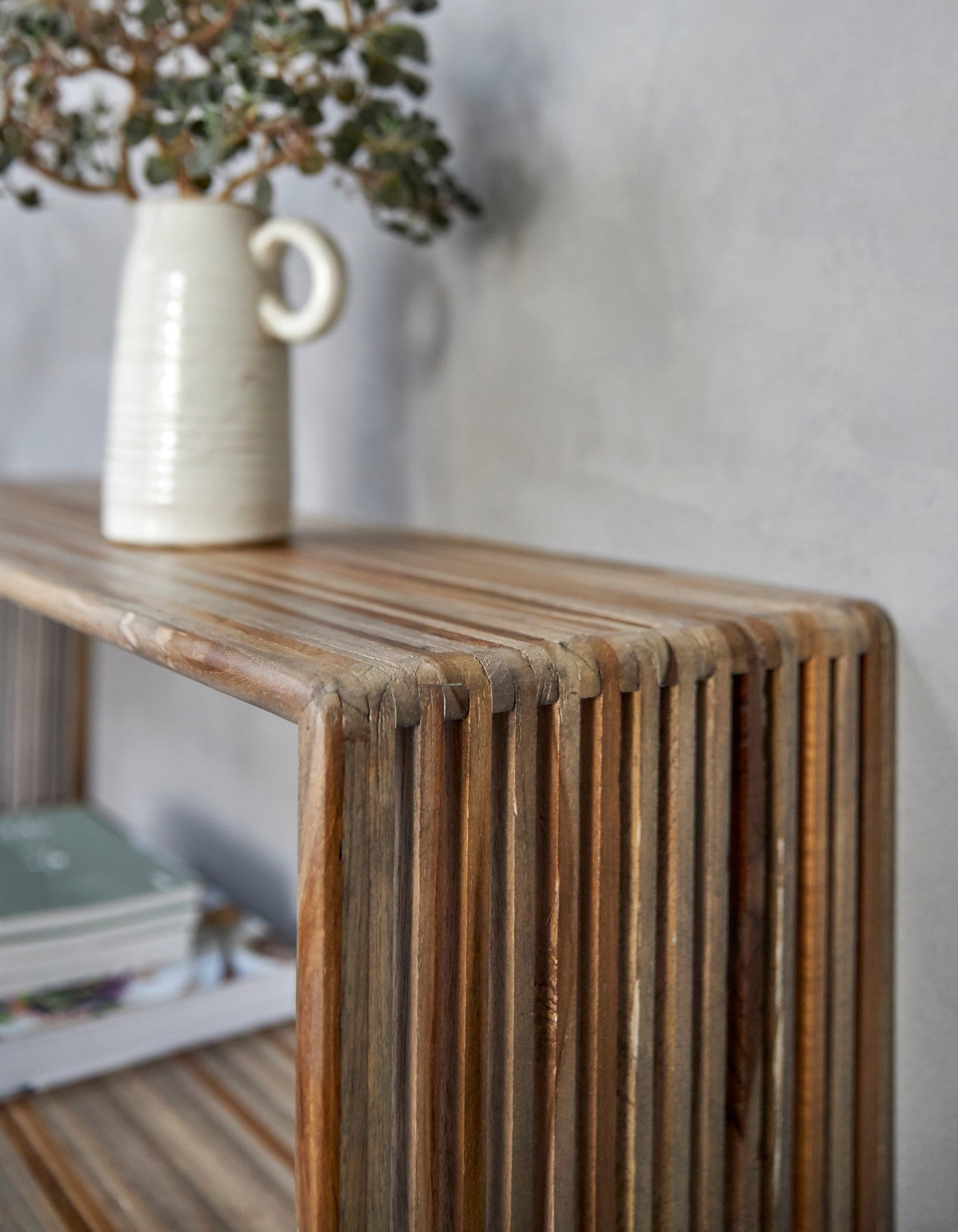 RECYCLED: ELGANT HYLDE I GENANVENDT TEAKTRÆ