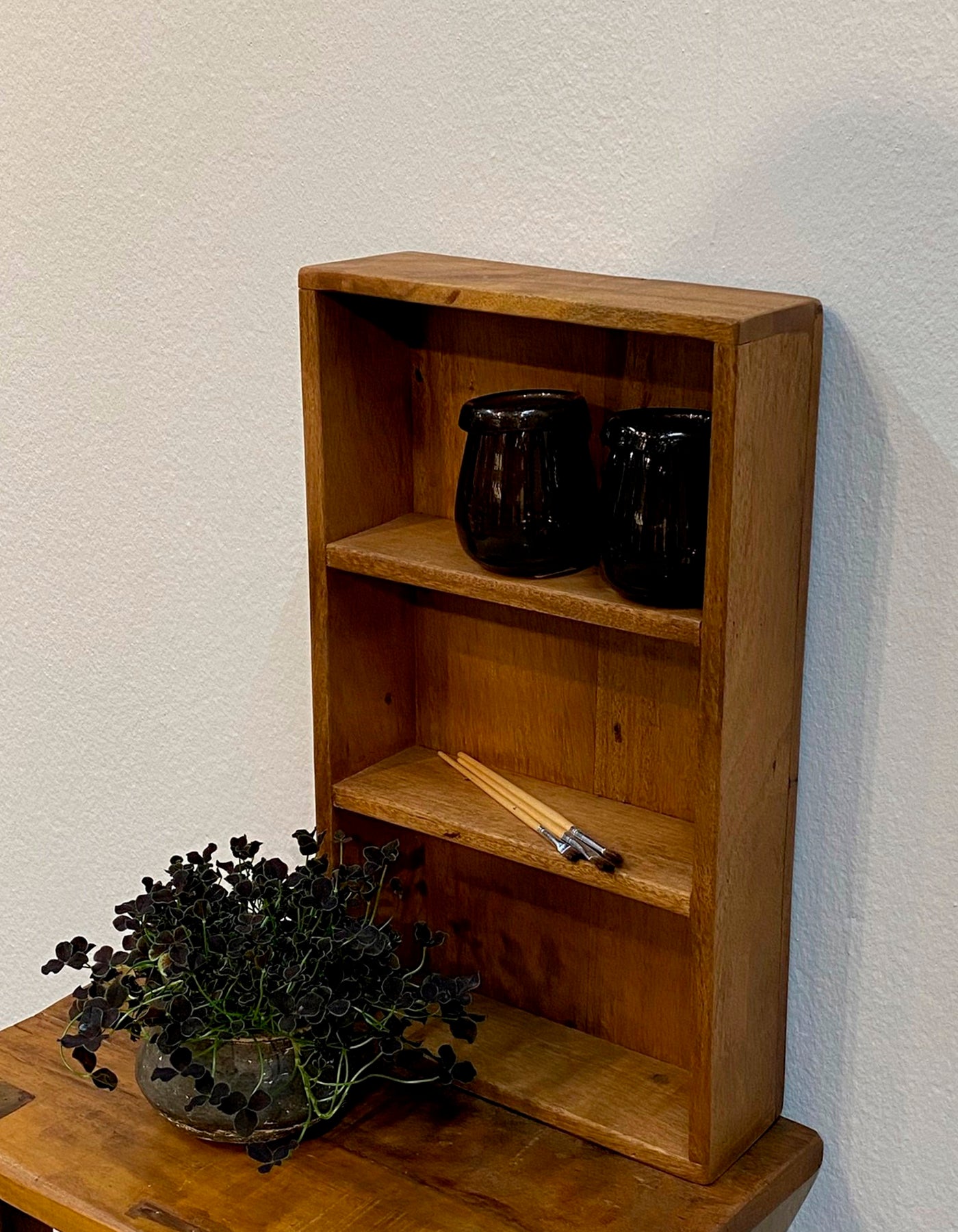 RECYCLED: RUSTIK VÆGHYLDE – Tidløs Charme i Genbrugstræ