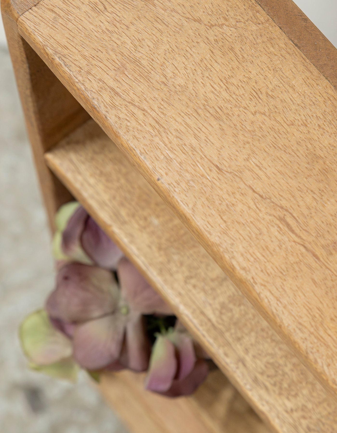 RECYCLED: Rustik Væghylde -Tidsløs Charme i Genbrugstræ