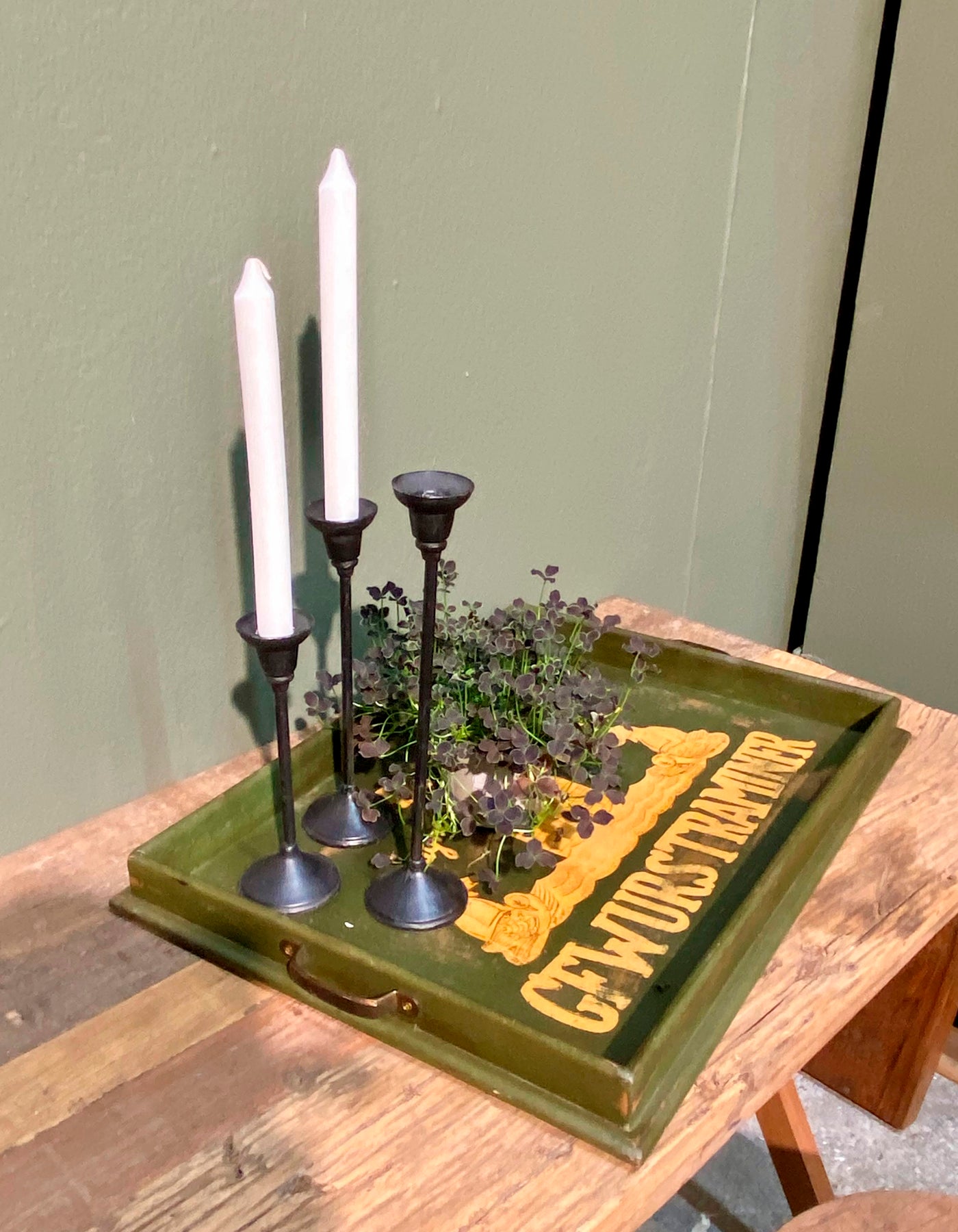RECYCLED: Træbakke med Print – Vintage Bakke med Fransk Charme