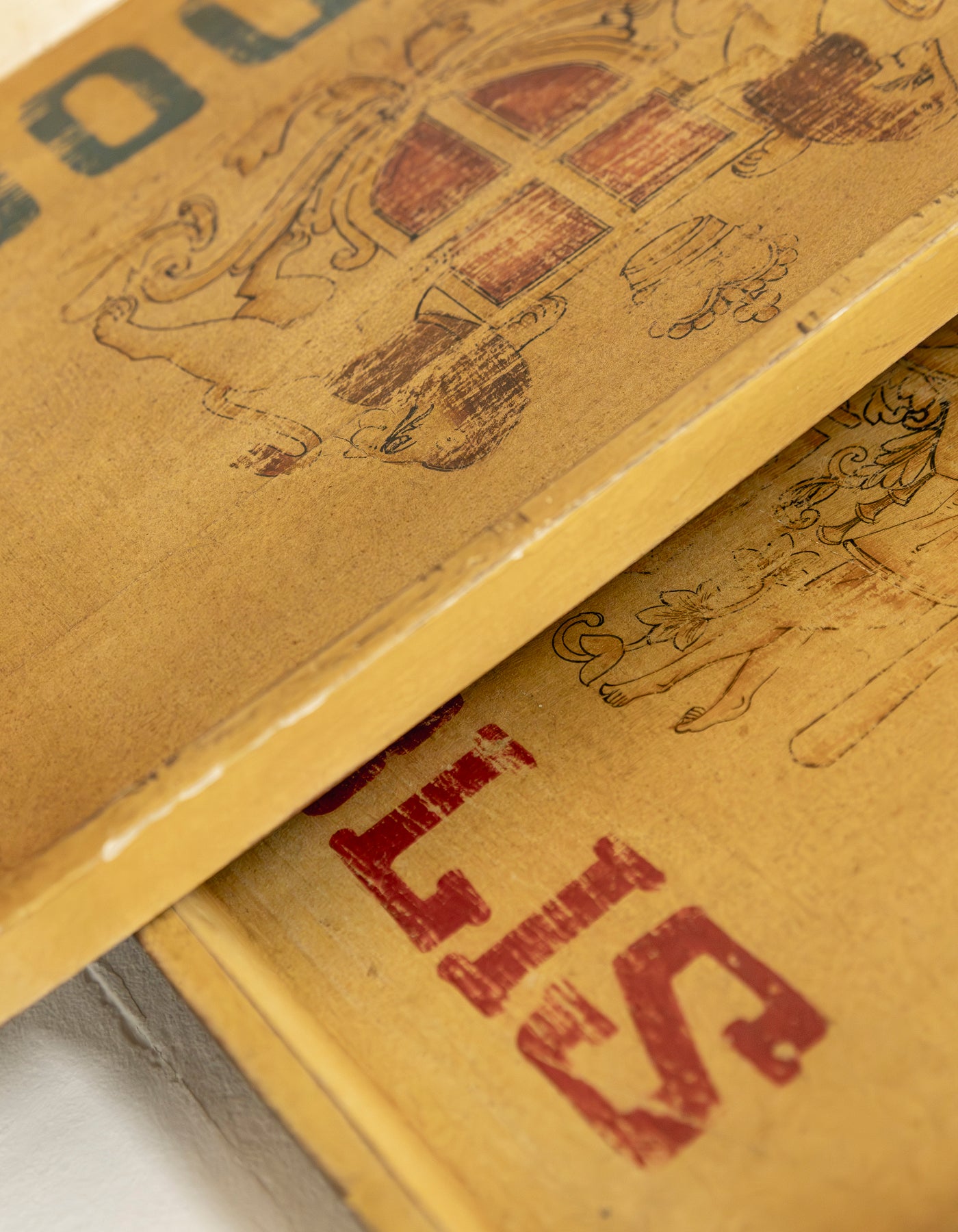 RECYCLED: Træbakke med Print – Vintage Bakke med Fransk Charme