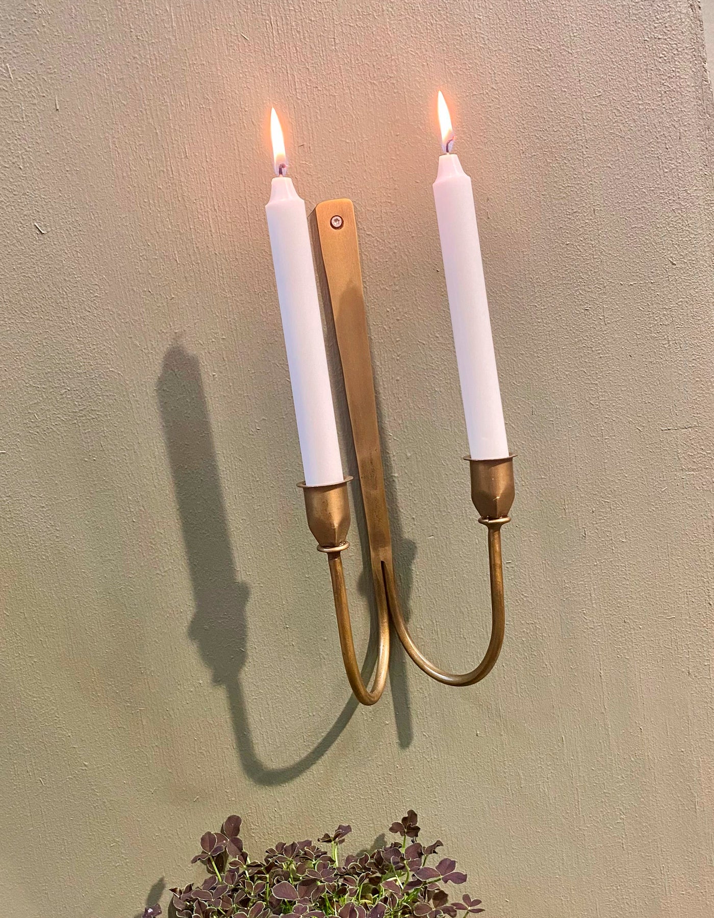 VÆGOPHÆNGT LYSESTAGE TIL TO LYS - HYGGELIGT OG ELEGANT