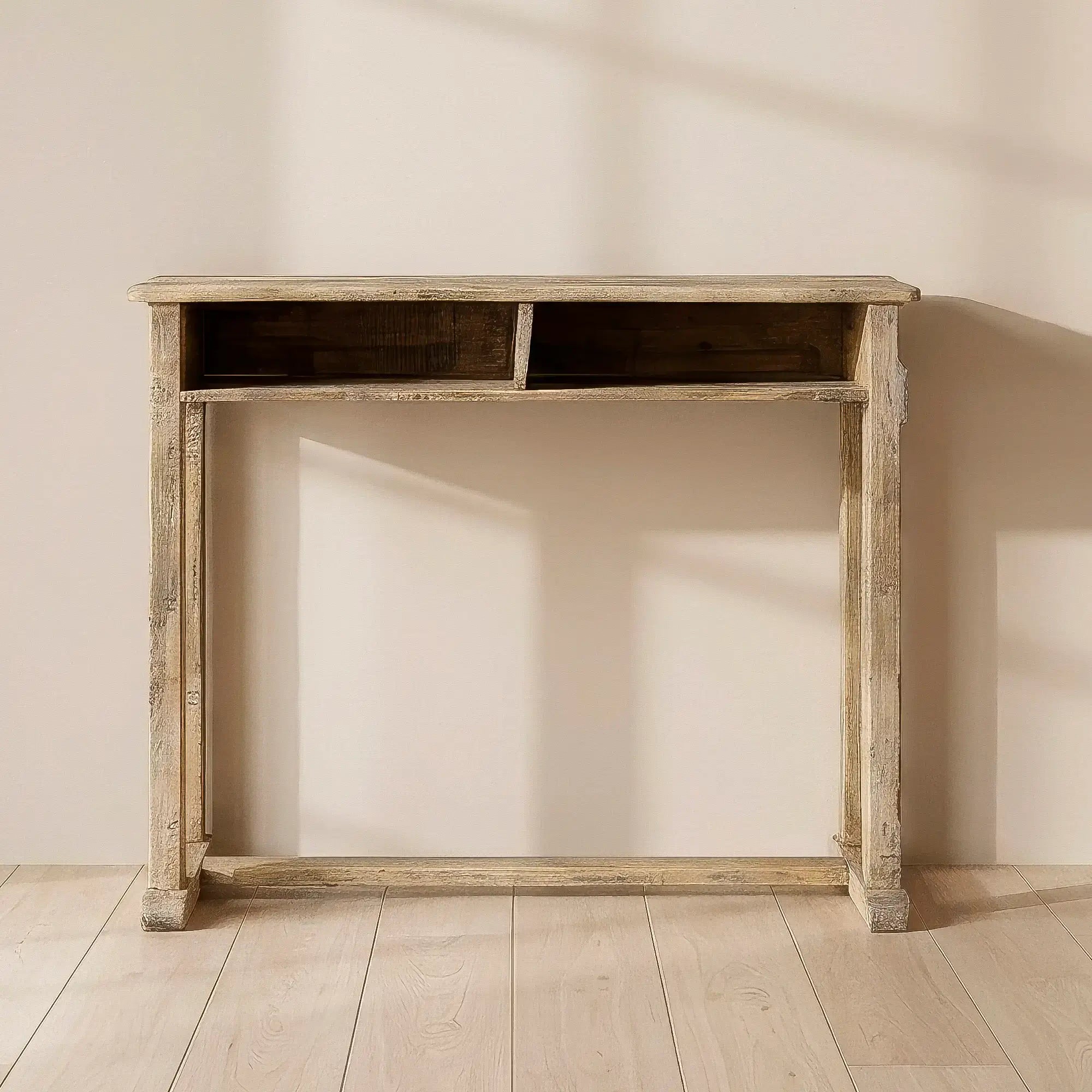 Originalt konsolbord i træ med hylde | Tidligere skolebord med naturlig patina