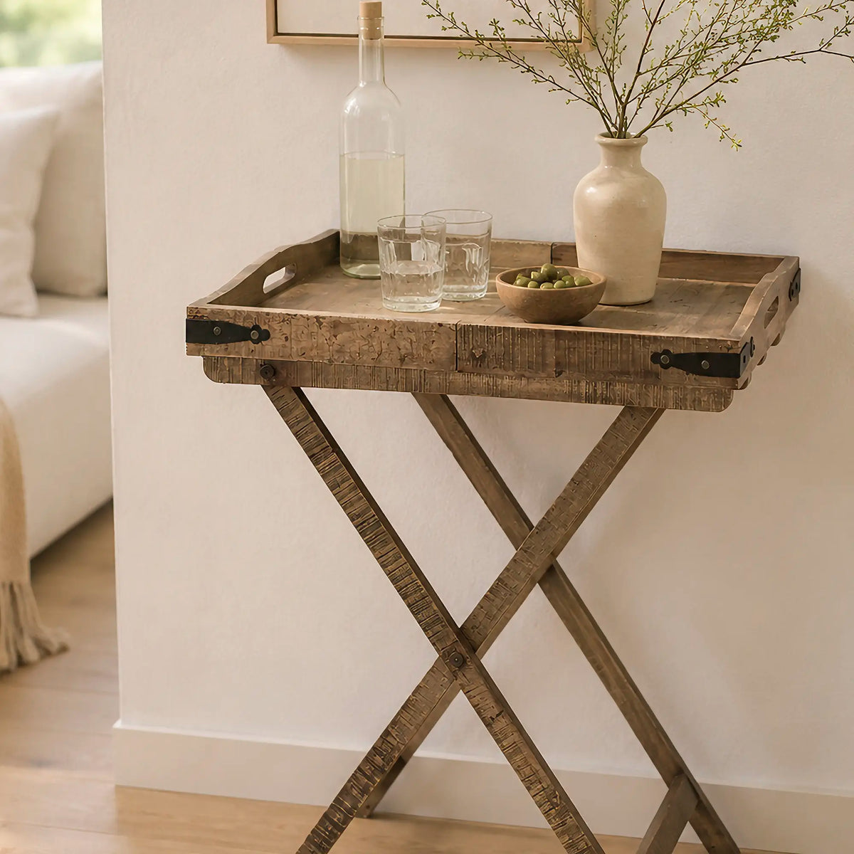 Sidebord i genanvendt træ med naturlig patina og unikke detaljer fra tidligere brug