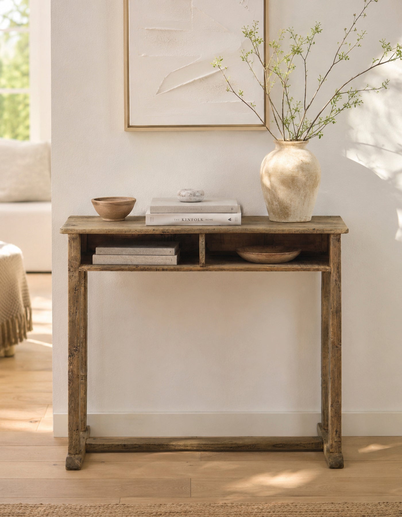 Originalt vintage konsolbord i træ med hylde – tidligere skolebord med patina