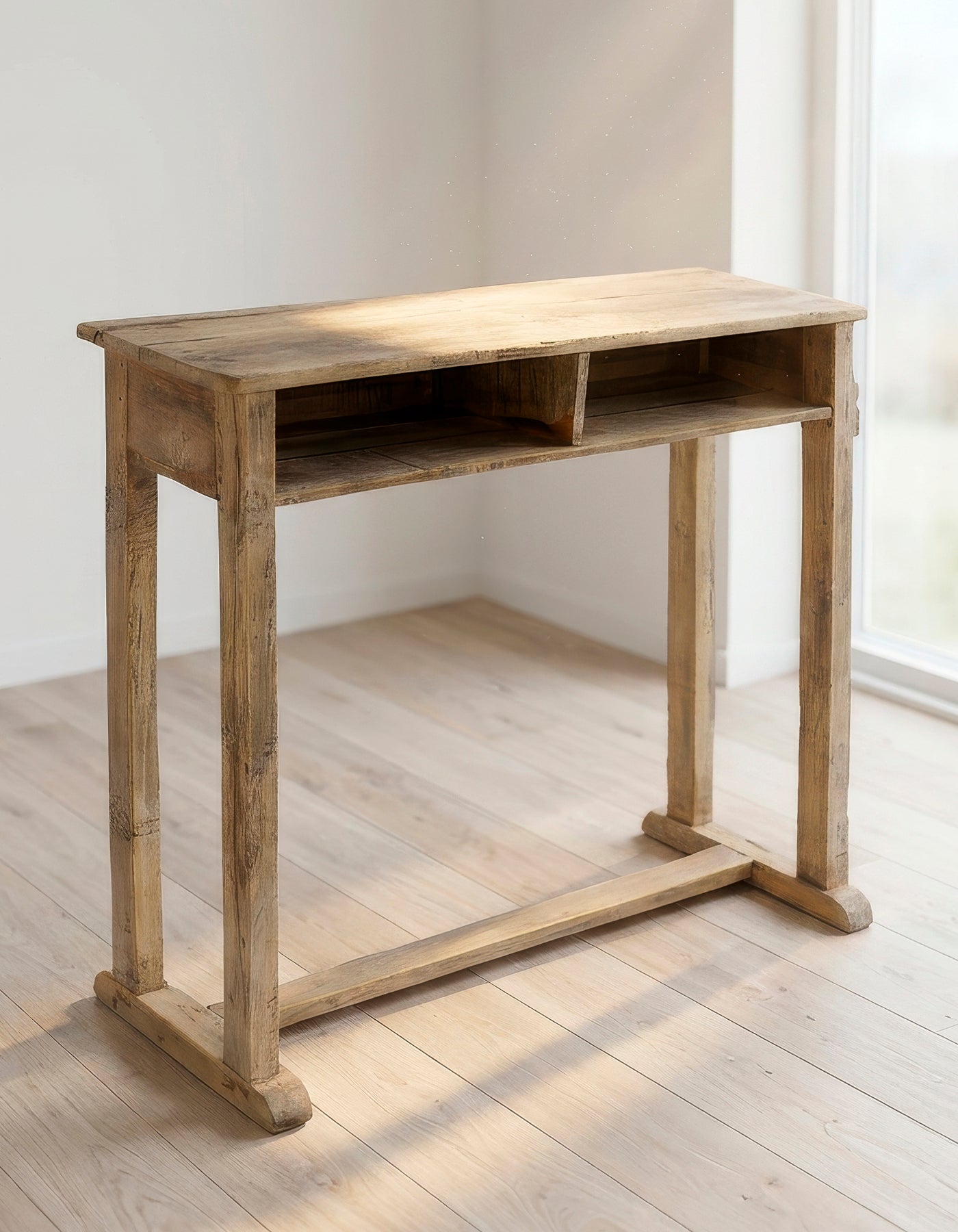 Originalt vintage konsolbord i træ med hylde – tidligere skolebord med patina