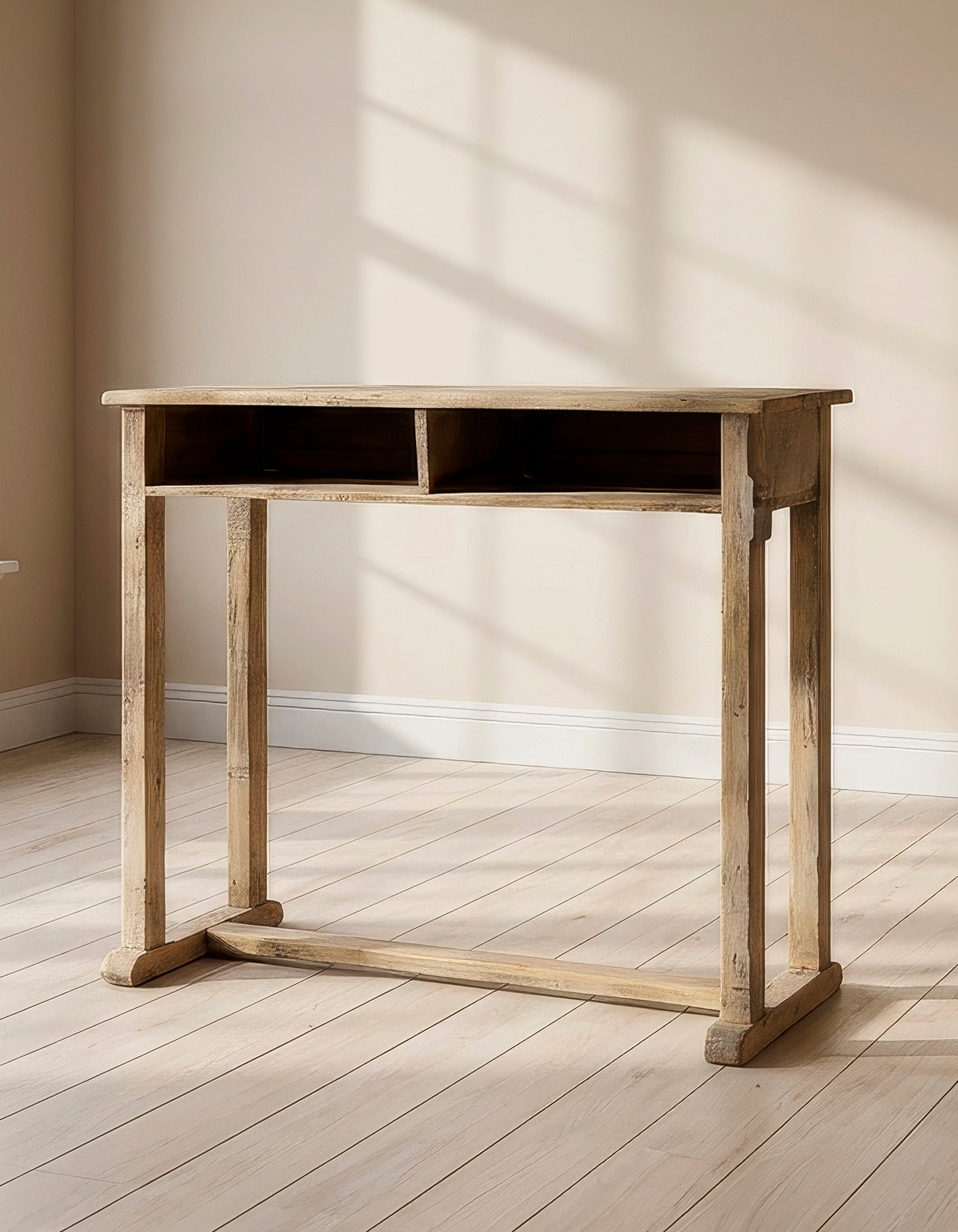 Originalt vintage konsolbord i træ med hylde – tidligere skolebord med patina