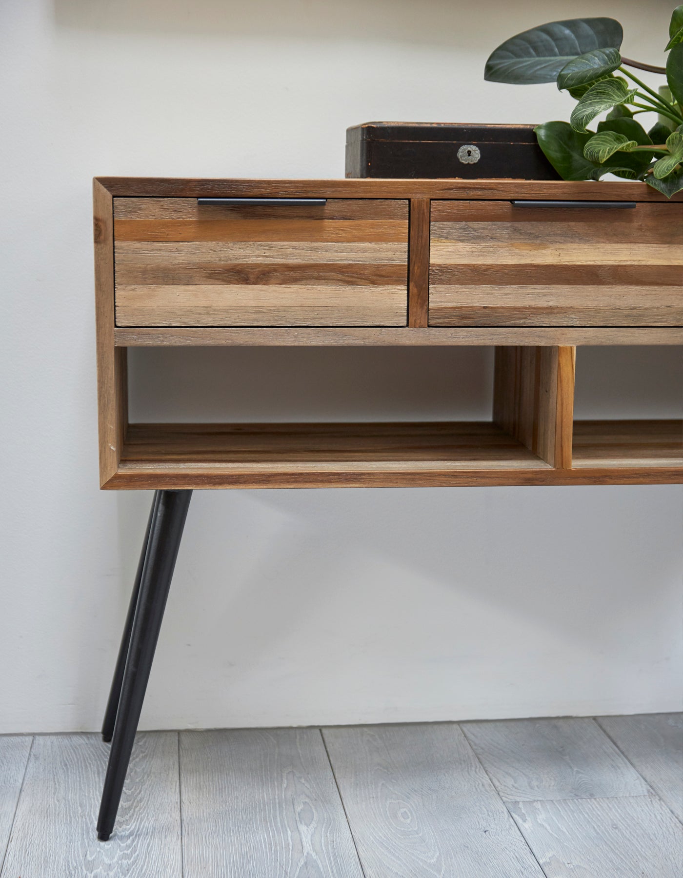 RECYCLED: KONSOLBORD MED SKUFFER AF GENANVENDT TEAKTRÆ