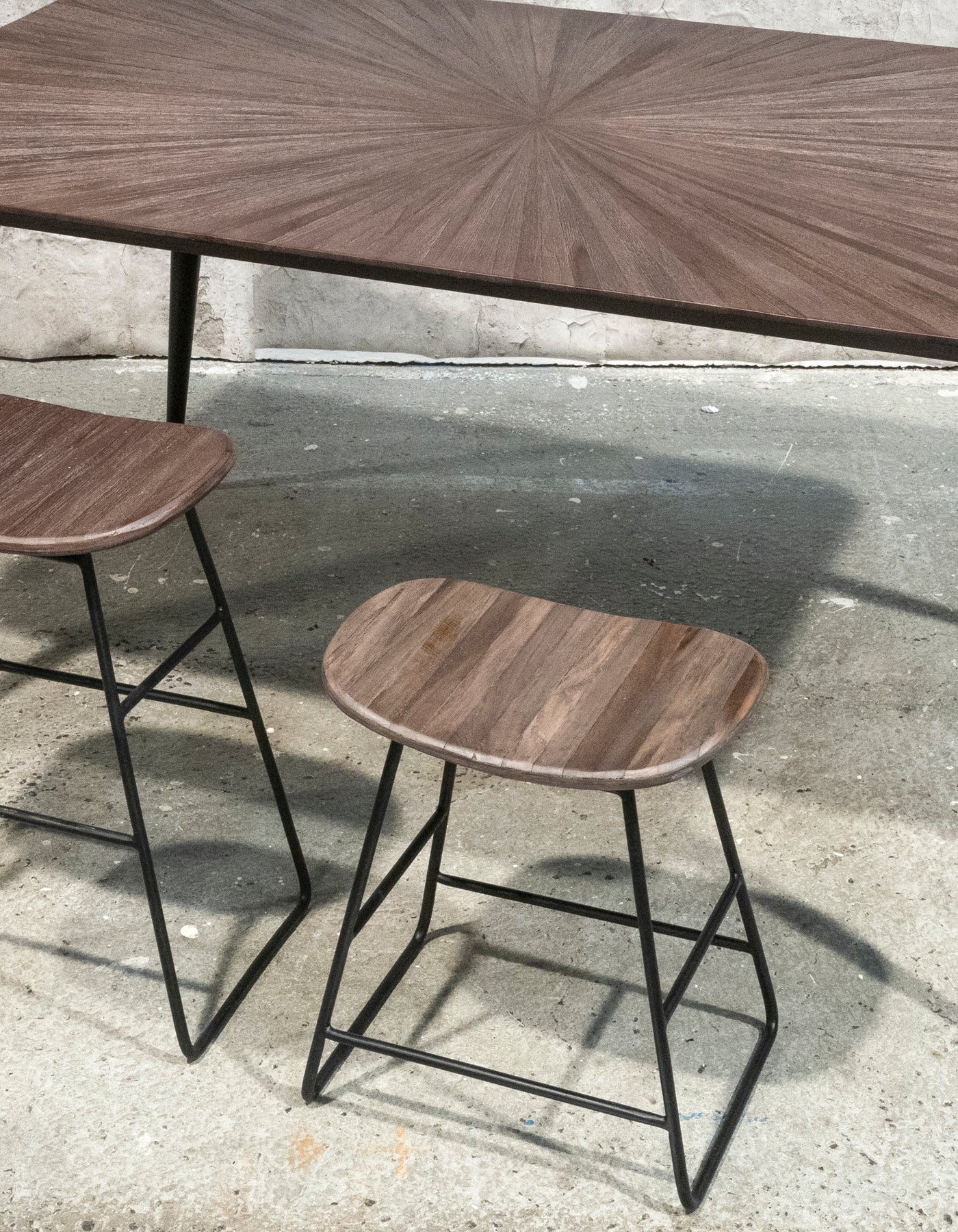 RECYCLED SKAMMEL I GENANVENDT TEAKTRÆ