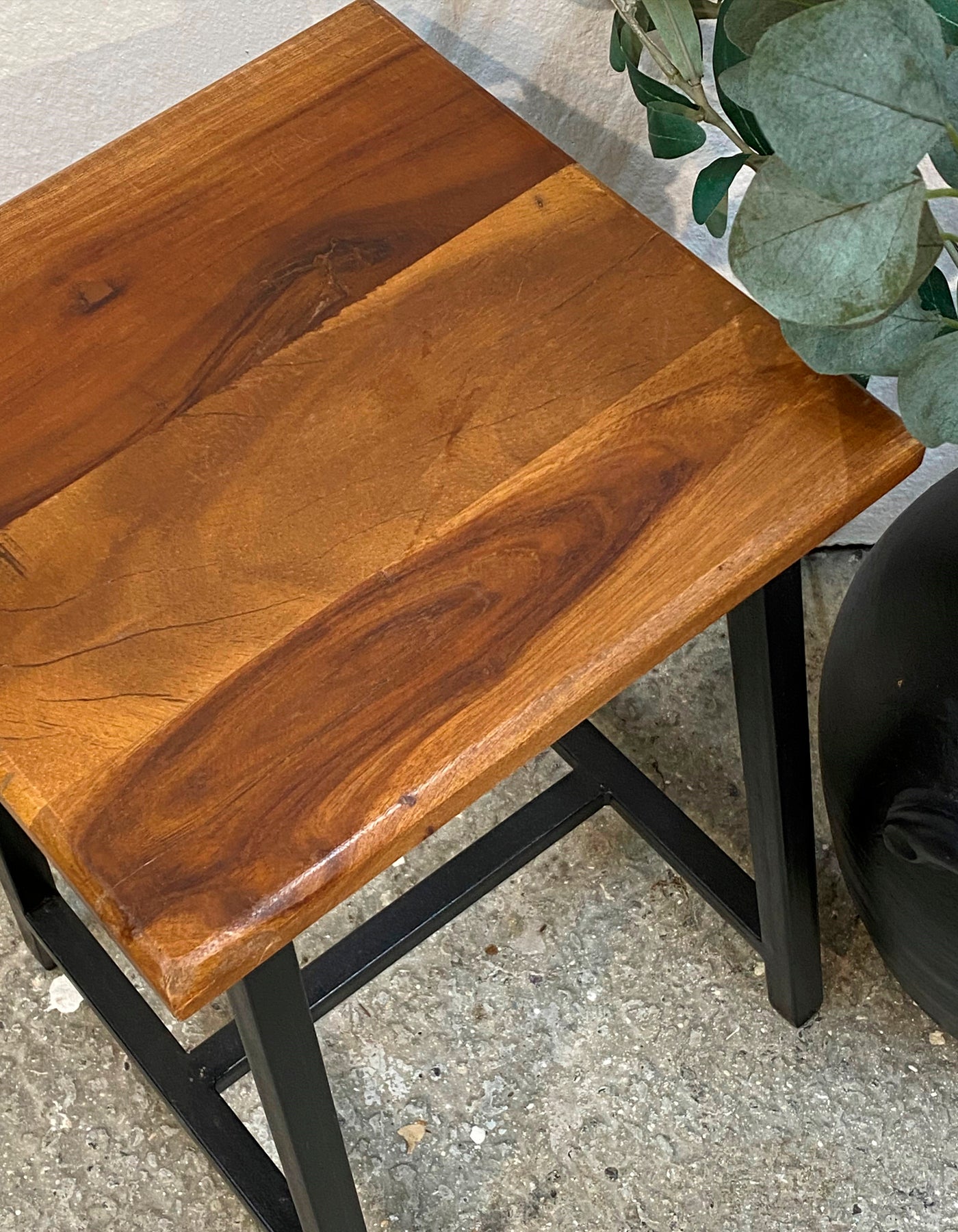 RECYCLED: SKAMMEL I AF GENBRUGSTRÆ OG JERN - Industriel Stil med Rå Kant