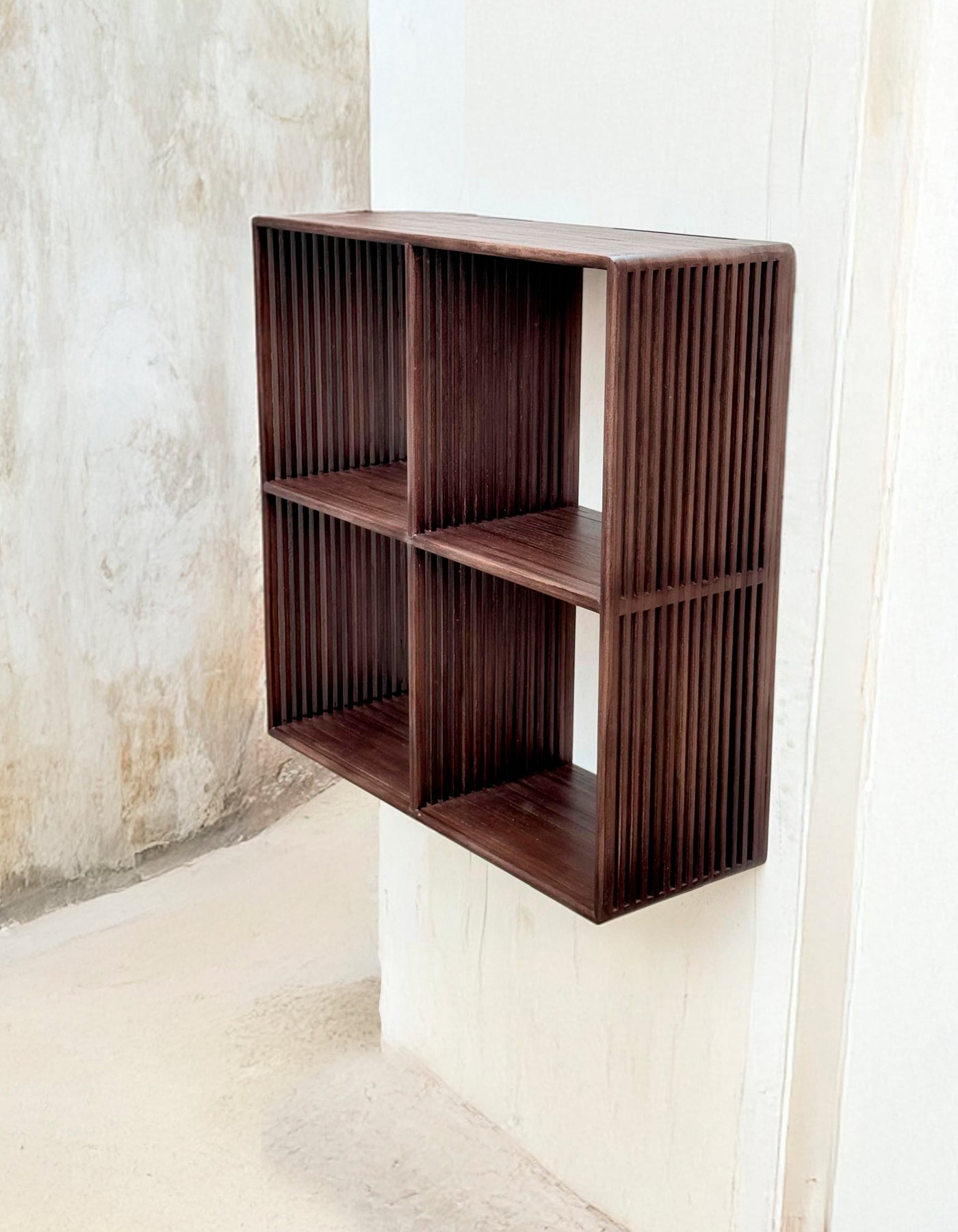 RECYCLED: WALL SHELF MADE OF RECYCLED TEAK WOOD