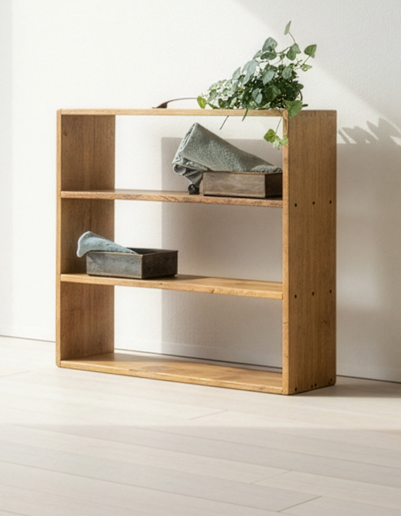 RECYCLED: Væghylde af Genanvendt Træ