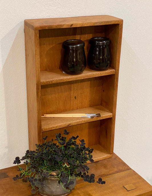 RECYCLED: Rustik Væghylde -Tidsløs Charme i Genbrugstræ