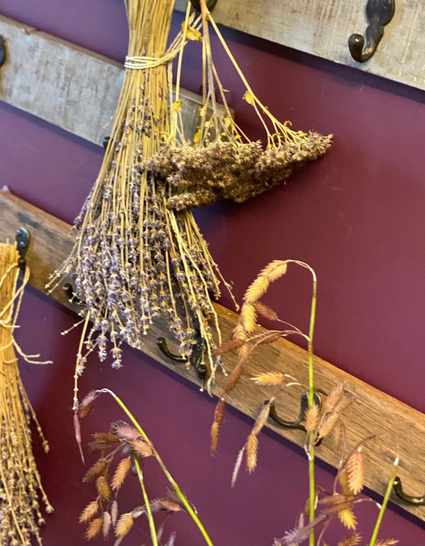 COAT RACK WITH 7 HOOKS MADE FROM RECYCLED WOOD.