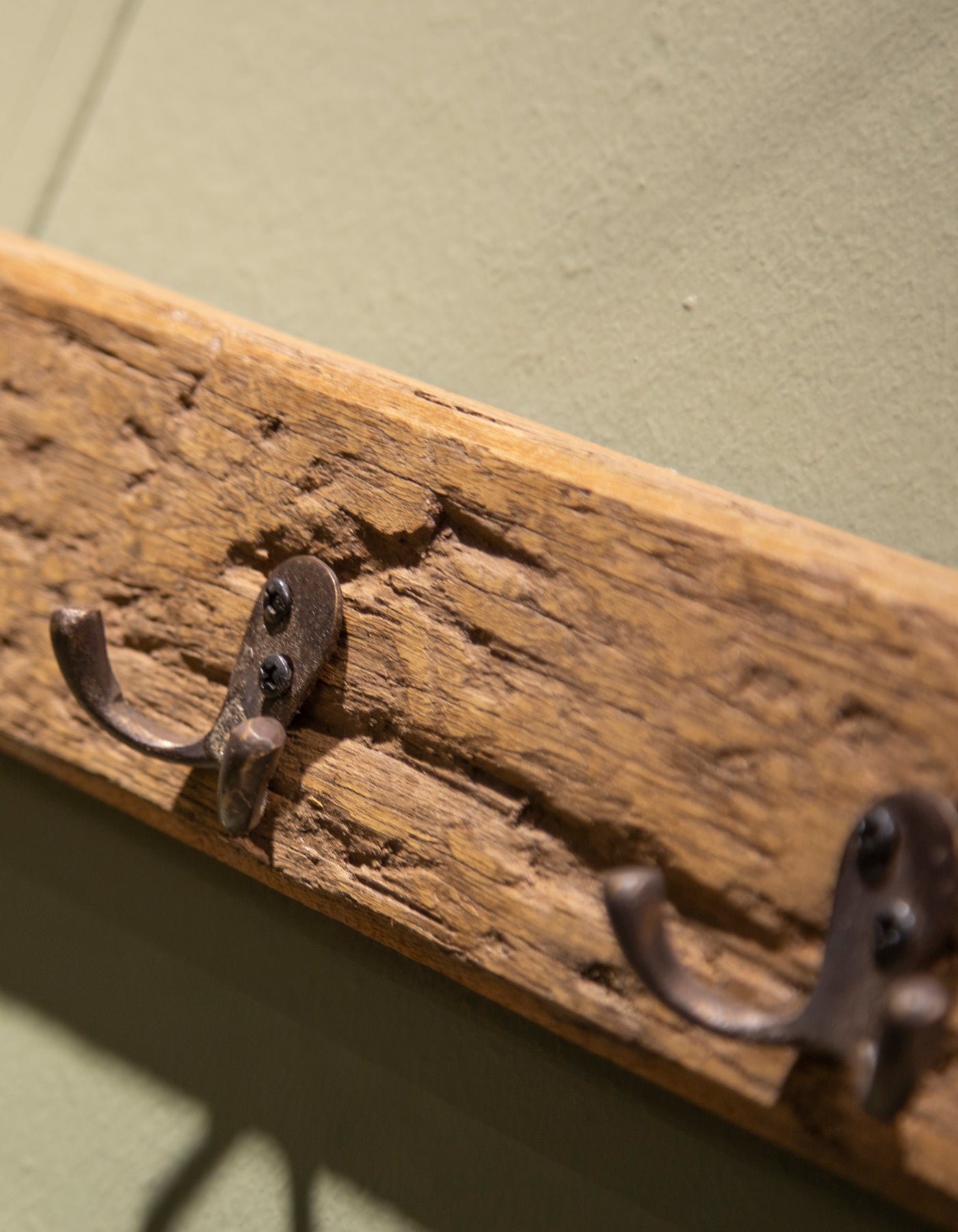 COAT RACK WITH 7 HOOKS MADE FROM RECYCLED WOOD.