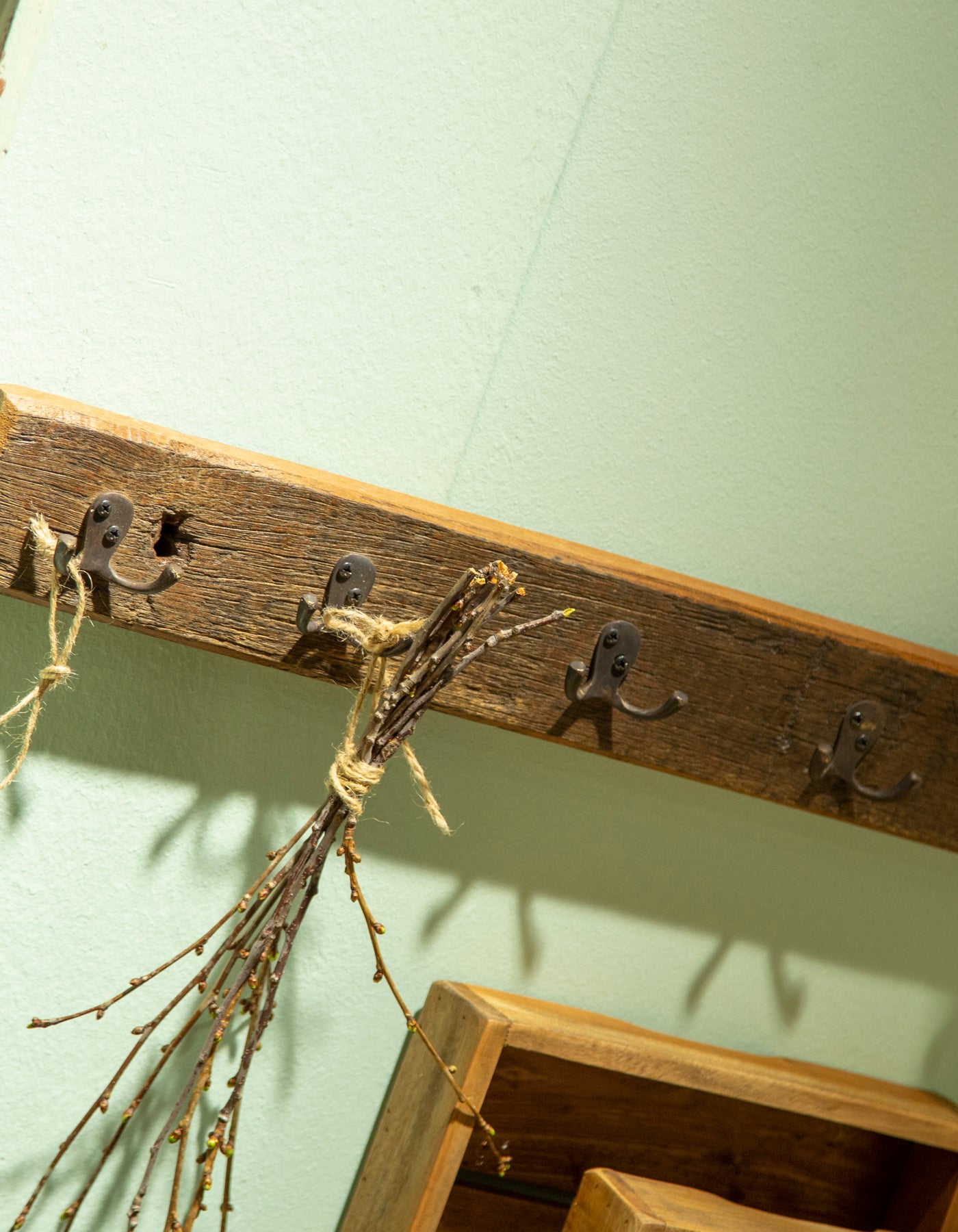 COAT RACK WITH 7 HOOKS MADE FROM RECYCLED WOOD.
