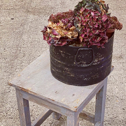Jernspand, vintage sort. Spanden har et industrielt look. Jernspand til planter, magasiner eller strikketøj.