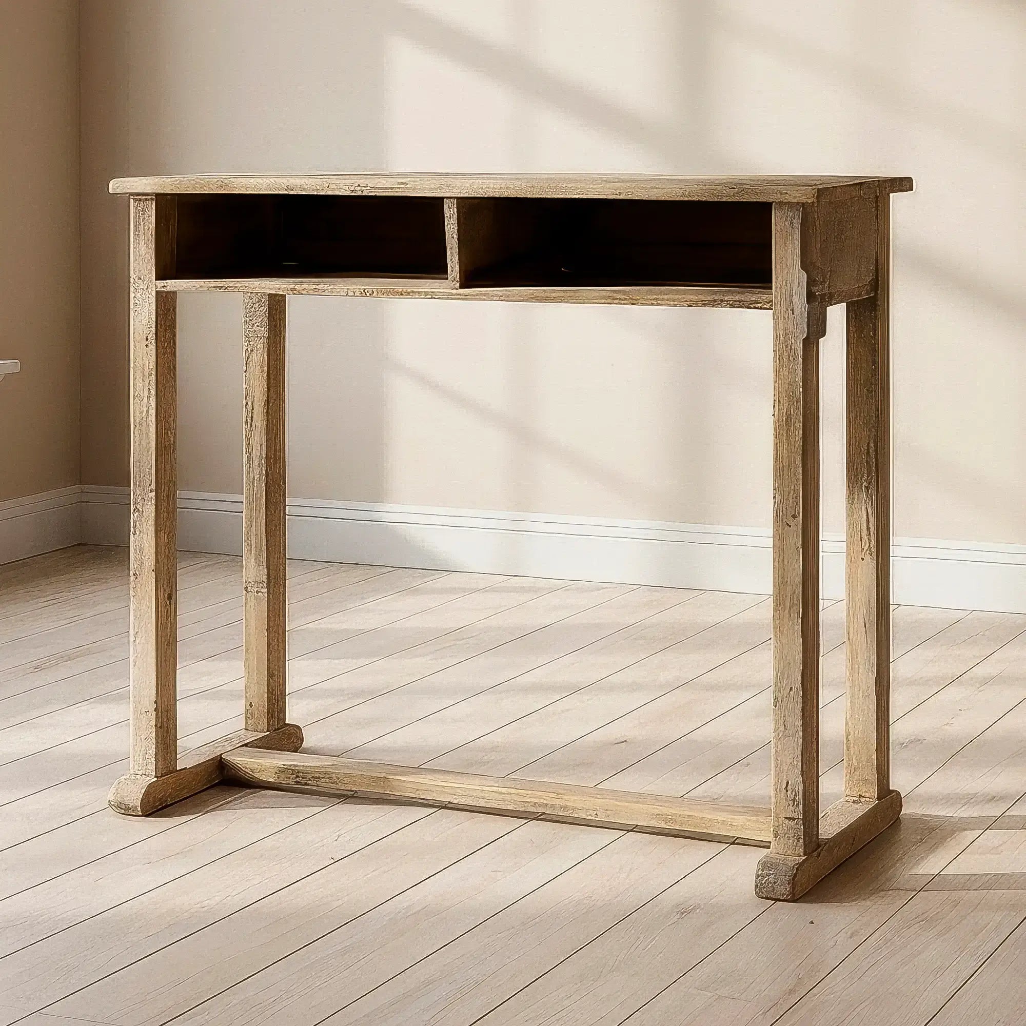 Originalt konsolbord i træ med hylde | Tidligere skolebord med naturlig patina