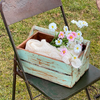 Sæt med 2 grønne håndmalede trækasser af genbrugstræ med patina og træhåndtag til have, terrasse eller udekøkken.