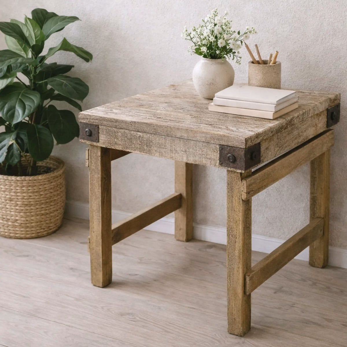 Rustikt sidebord i genanvendt træ med unik struktur og naturlig patina
