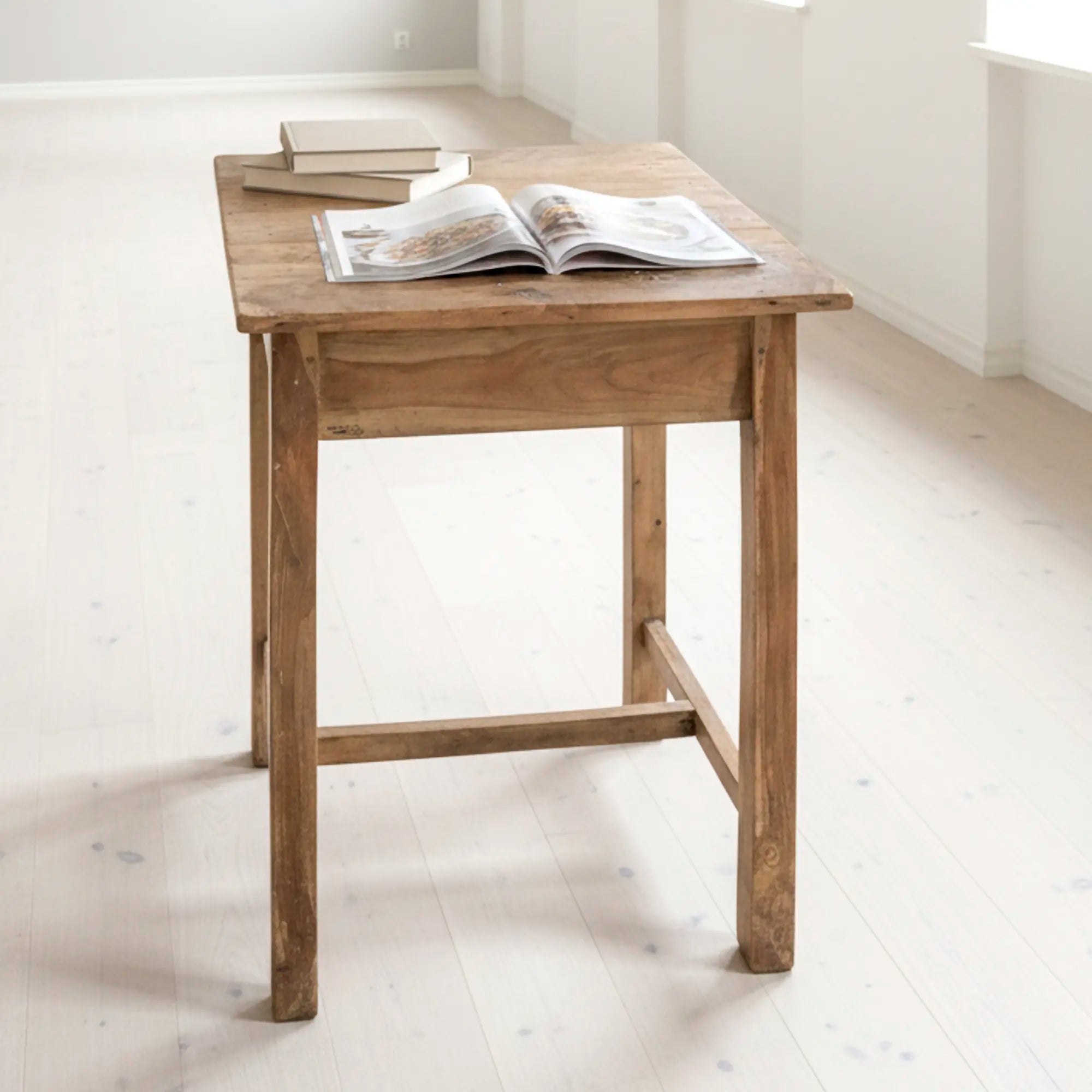 Originalt træbord med naturlig patina | Lille køkkenbord eller skrivebord